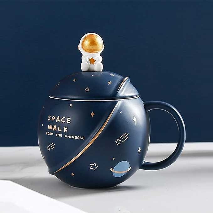 NYRWANA Coffee Mug, Birthday Gift for Men, Mugs for Gift, Cups and Mugs, Ceramic Mug, Cute Mugs, Mug with Lid & Spoon, 3D Creative Space and Astronaut Planet Coffee Mug (400ml - Dark Blue)